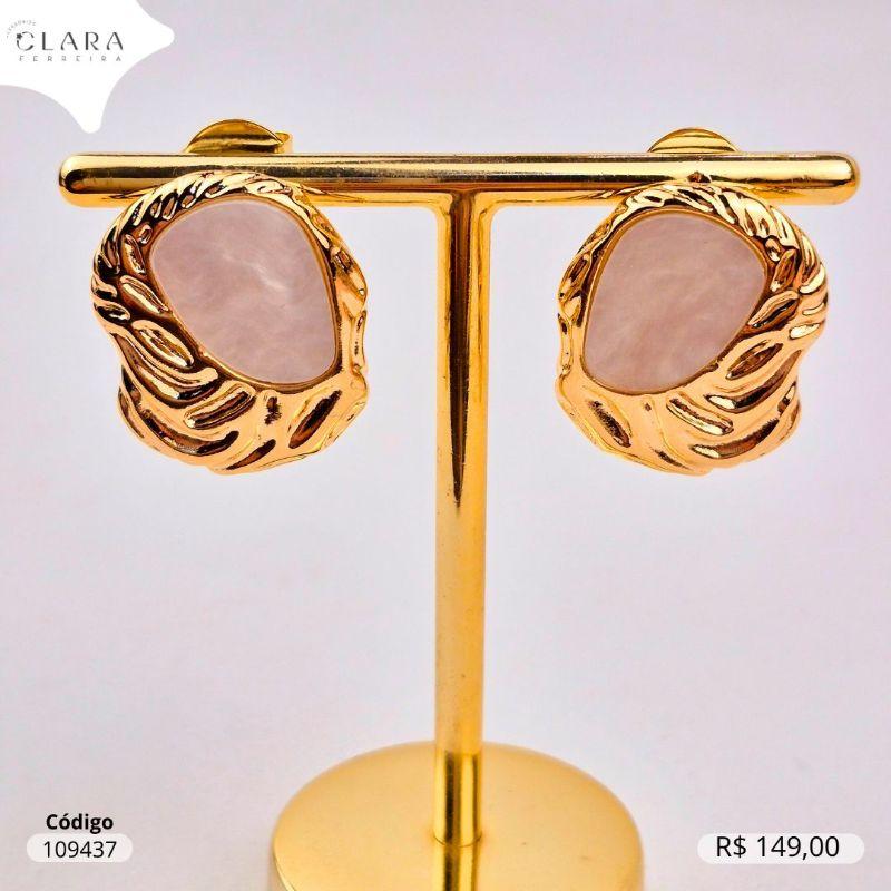 BRINCO BOTÃO ONDULADO C/ MADREPEROLA 15MM NO MEIO - LINHA ORGÂNICOS - EDIÇÃO LIMITADA - Dourado