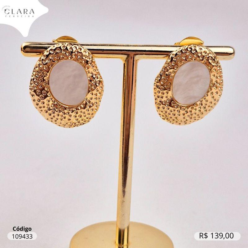 BRINCO BOTÃO OVAL MADRE PEROLA C/ BORDAS JATEADAS - LINHA ORGÂNICOS - 25MM - Dourado