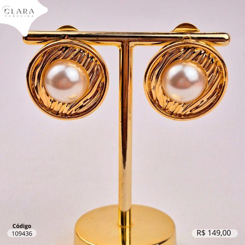 BRINCO BOTÃO REDONDO ONDULADO C/ PEROLA 12MM NO MEIO - LINHA ORGÂNICOS  - 25MM - EDIÇÃO LIMITADA - Dourado