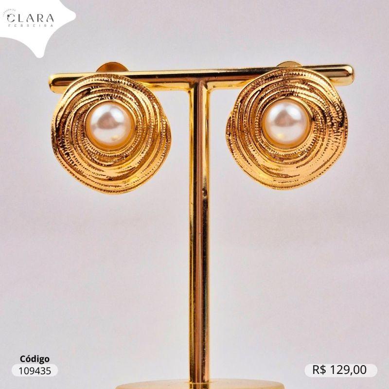BRINCO BOTÃO REDONDO ONDULADO E JATEADO C/ PEROLA 8MM NO MEIO - LINHA ORGÂNICOS  - 24MM EDIÇÃO LIMITADA -- Dourado