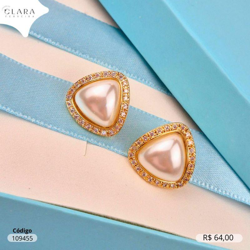 BRINCO BOTÃO TRIANGULO C/ PEROLA NO MEIO E  BORDAS MICROZIRCONIAS - 14MM - Dourado