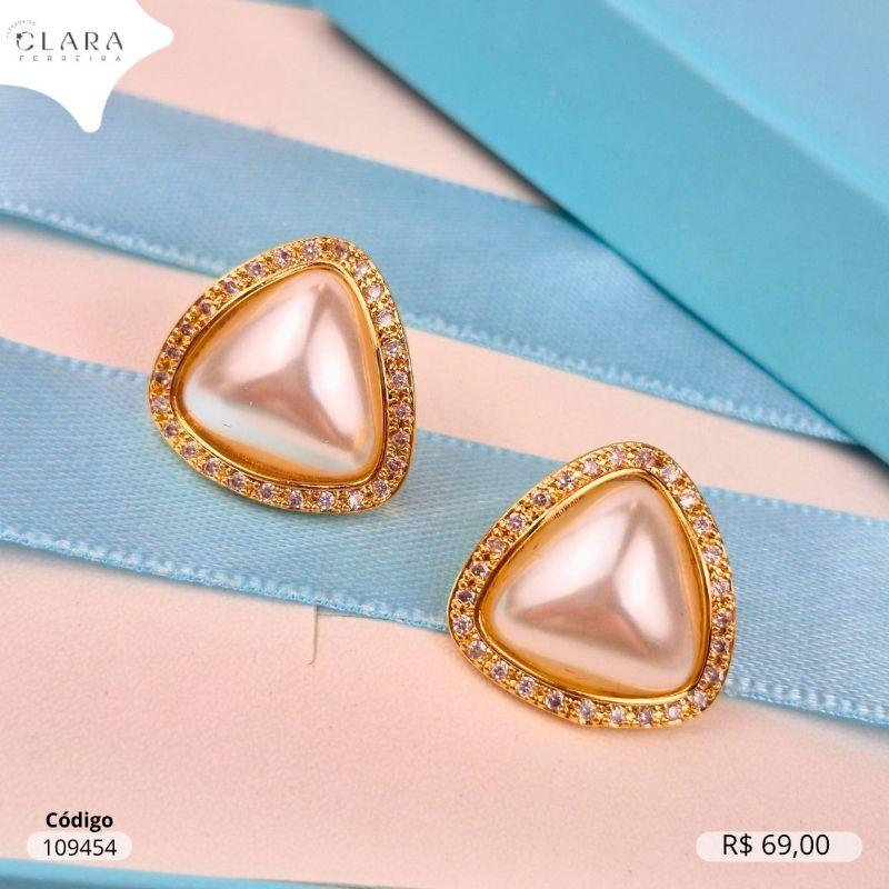 BRINCO BOTÃO TRIANGULO C/ PEROLA NO MEIO E  BORDAS MICROZIRCONIAS - 16MM - Dourado