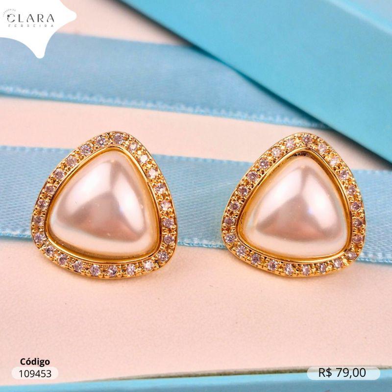 BRINCO BOTÃO TRIANGULO C/ PEROLA NO MEIO E  BORDAS MICROZIRCONIAS - 18MM - Dourado