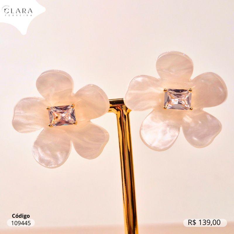 BRINCO FLOR MADREPEROLA C/ MIOLO ZIRCONIA RETANGULAR 7MM - EDIÇÃO LIMITADA - Dourado