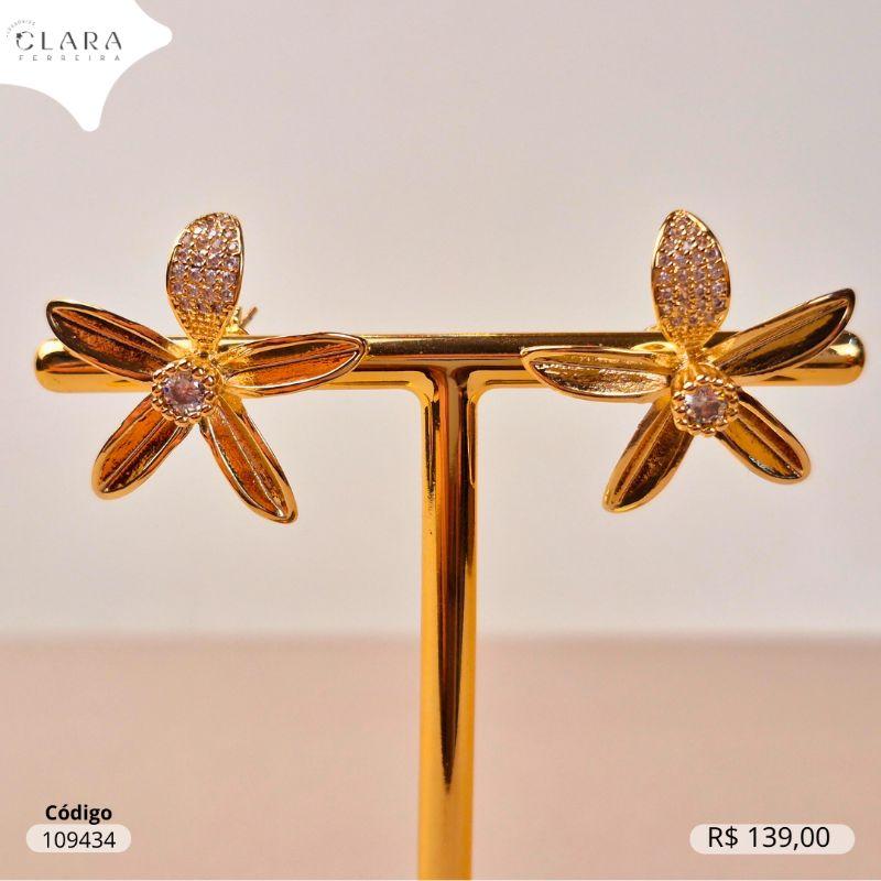 BRINCO FLOR MARGARIDA 4 PETALAS LISAS E 1 MICROZIRCONIAS C/ MIOLO ZIRCONIA REDONDA 3MM - LINHA ORGÂNICOS - 22MM - EDIÇÃO LIMITADA - Dourado
