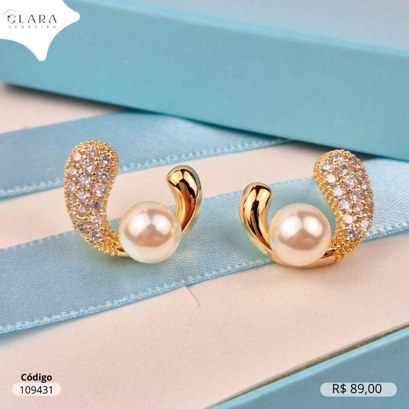 BRINCO GOTA, 1 LADO LISO E UM LADO MICROZIRCONIAS C/ 1 PEROLA 8MM NO MEIO - EDIÇÃO LIMITADA - Dourado