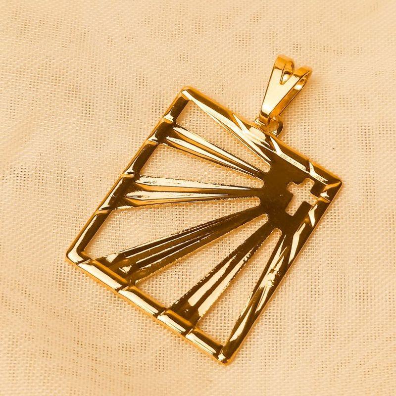 PINGENTE MEDALHA QUADRADA CRUZ LUZ DIVINA VAZADA 25MM - Dourado