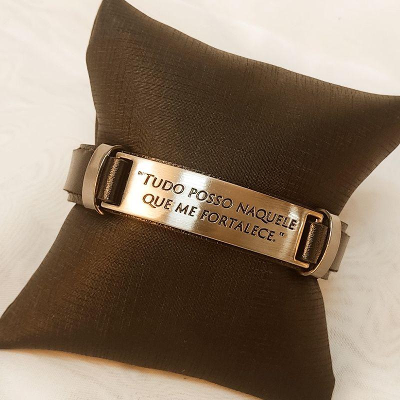 PULSEIRA BRACELETE COURO C/ PLACA DE AÇO INOS ESCOVADO C/ MANUSCRITO TUDO POSSO NAQUELE QUE ME FORTALECE  FECHO GAVETA