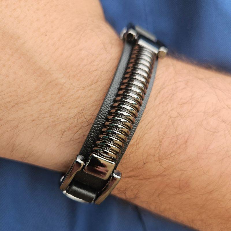 PULSEIRA BRACELETE COURO PRETO C/ DETALHES EM AÇO ESPIRAL FECHO GAVETA - 21CM