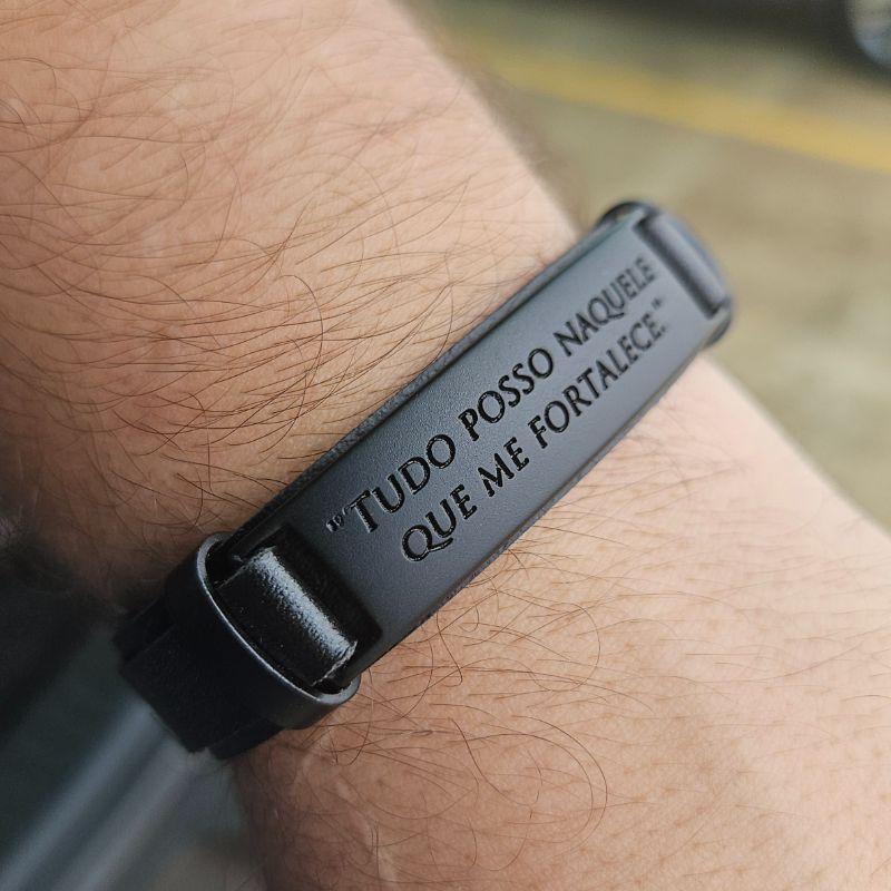 PULSEIRA BRACELETE COURO PRETO C/ PLACA DE AÇO INOX PRETO FOSCO C/ MANUSCRITO TUDO POSSO NAQUELE QUE ME FORTALECE FECHO GAVETA - 21CM