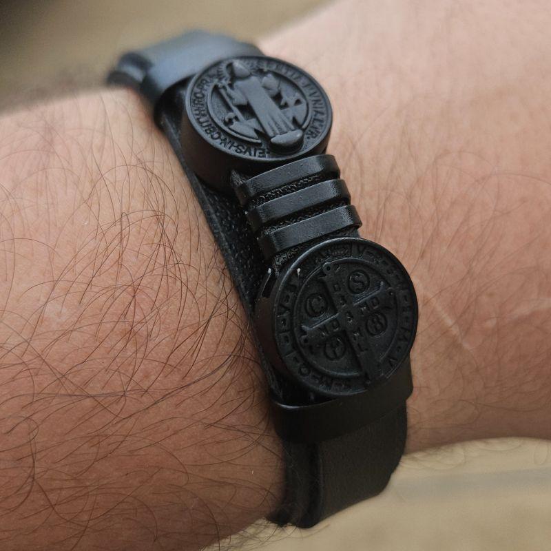 PULSEIRA BRACELETE COURO PRETO DUPLA MEDALHA SÃO BENTO PRETO FOSCO C/ DETALHES EM AÇO INOX PRETO FECHO GAVETA - 21CM