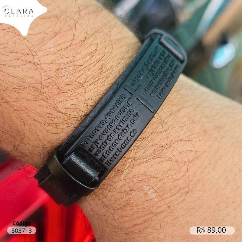 PULSEIRA BRACELETE COURO PRETO E PLACA DE AÇO PRETO FOSCO C/ PAI NOSSO FECHO GAVETA - 21CM