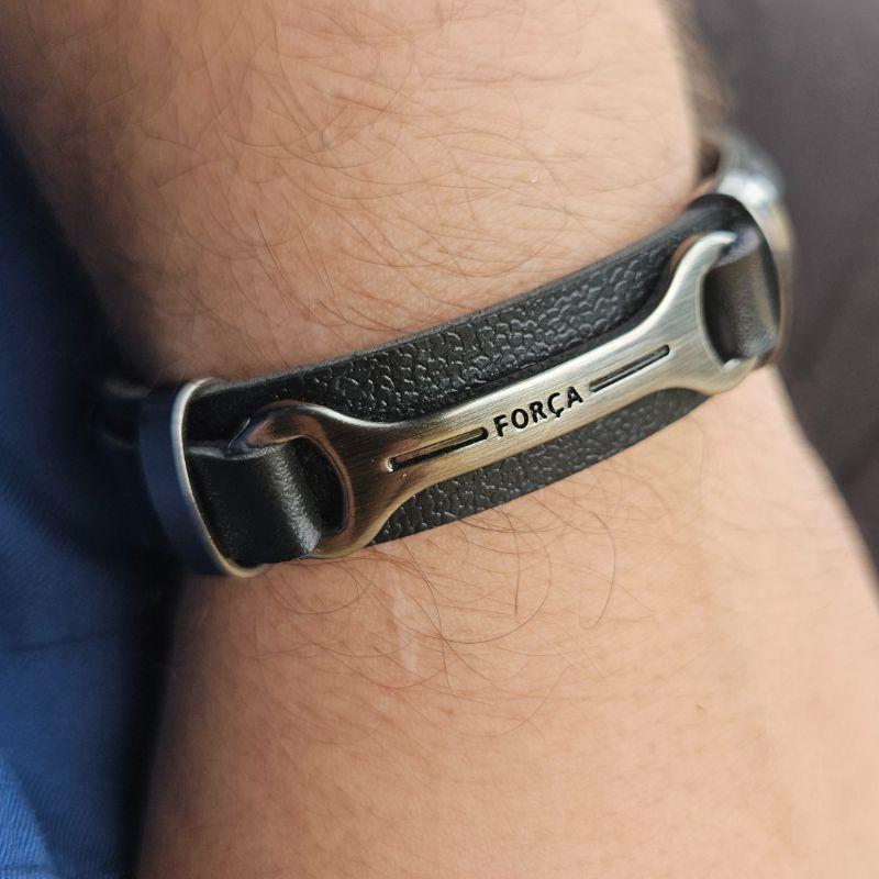 PULSEIRA BRACELETE COURO PRETO PLACA DE AÇO INOX C/ PLAQUINHA AÇO INOX ESCRITO MANUSCRITO FORÇA  FECHO GAVETA - 21CM