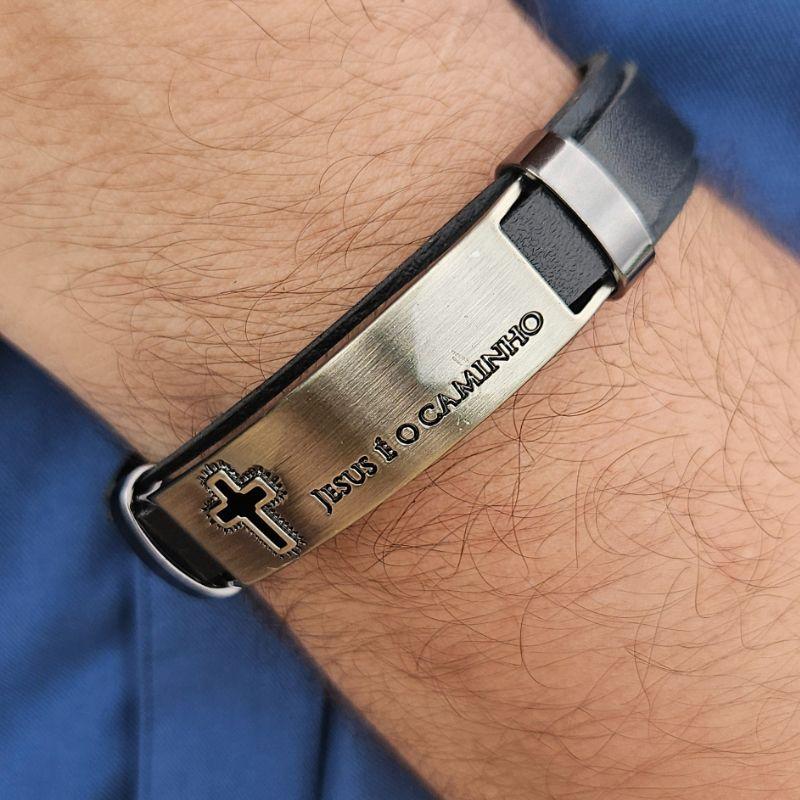 PULSEIRA BRACELETE COURO PRETO PLACA DE AÇO INOX MANUSCRITO JESUS É O CAMINHO C/ CRUZ VAZADA  FECHO GAVETA - 21CM