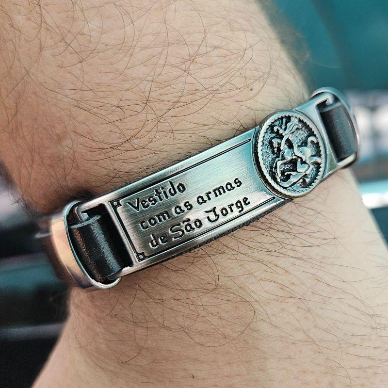 PULSEIRA BRACELETE COURO PRETO PLACA LISA INOX C / SÃO JORGE  E MANUSCRITO VESTIDO COM AS ARMAS DE SÃO JORGE FECHO GAVETA - 21CM