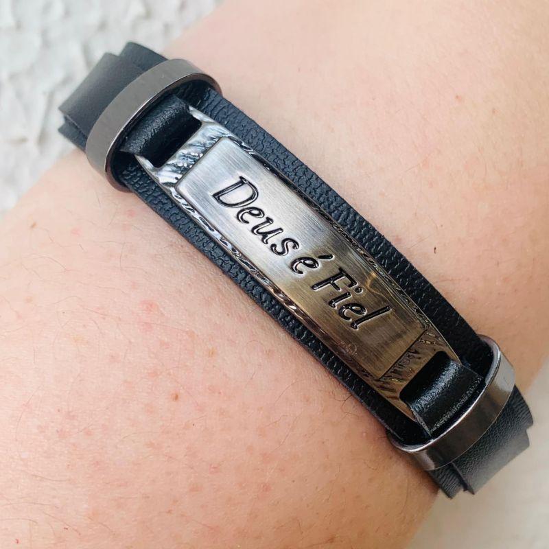 PULSEIRA BRACELETE COURO PRETO PLACA LISA INOX MANUSCRITO DEUS E FIEL C/ DETALHES EM AÇO INOX FECHO GAVETA - 21CM