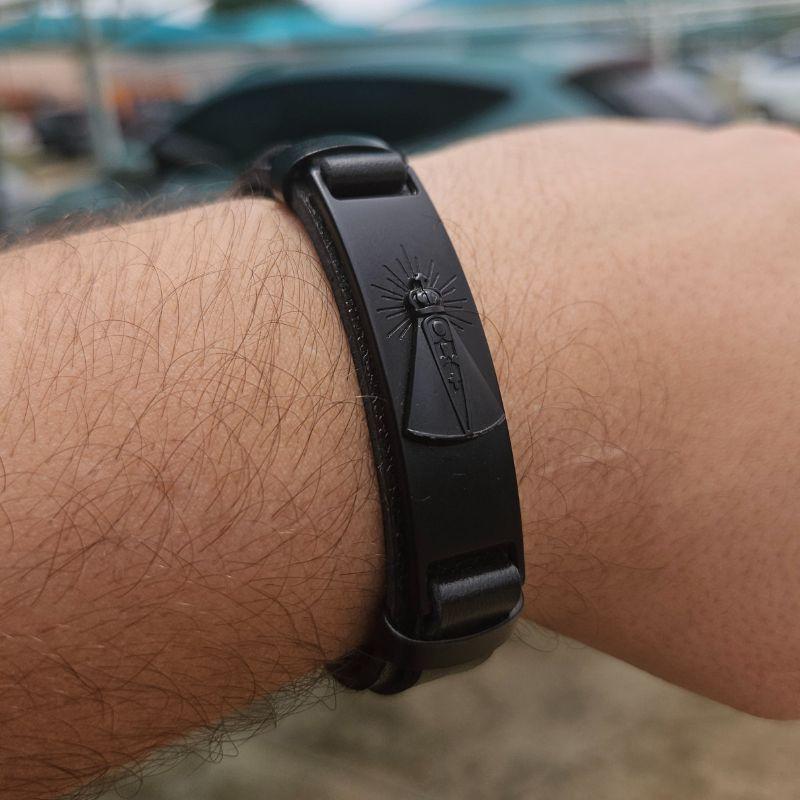 PULSEIRA BRACELETE COURO PRETO PLACA LISA INOX PRETO FOSCO COM NOSSA SENHORA C/ DETALHES EM AÇO INOX PRETA FOSCA FECHO GAVETA - 21CM