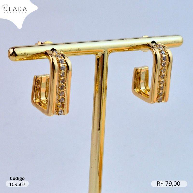 BRINCO ARGOLA 3 FIOS C/ 2 LISOS E 1 NO MEIO MICROZIRCONIAS  - 28X6MM - Dourado- EDIÇÃO LIMITADA