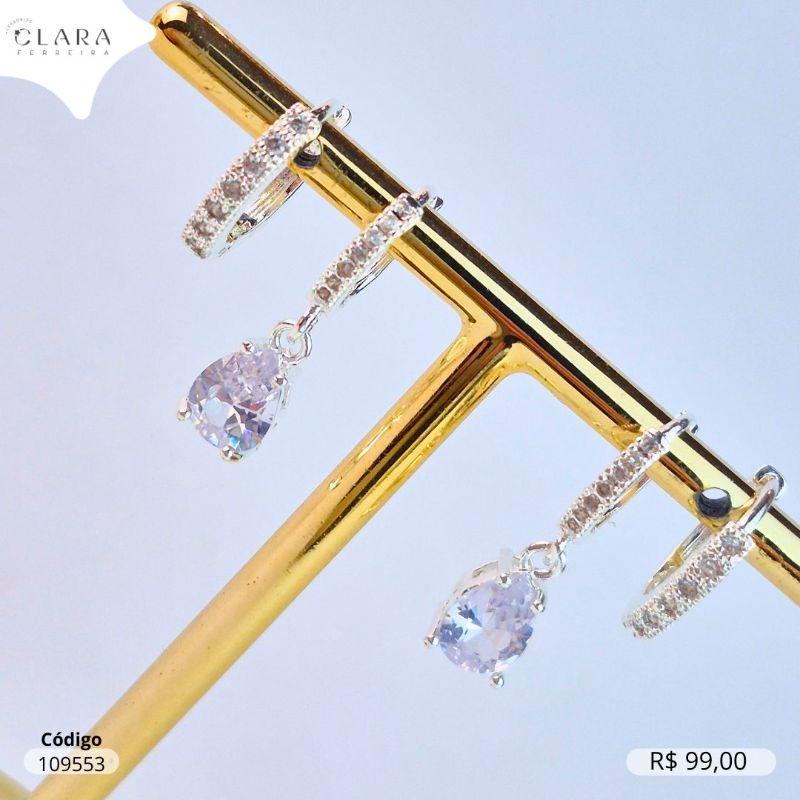 BRINCO KIT DUO ARGOLINHAS CLICK 1 FILEIRA MICROZIRCONIAS MISTAS: 1 ARGOLINHA  COM 1 ZIRCONIA GOTA 7MM PENDURADA E 1 ARGOLINHA CLICK 1 FILEIRA MICROZIRCONIAS - 12X2MM - Banho de Prata