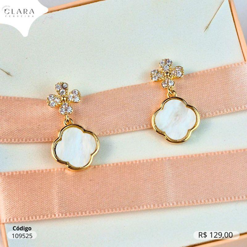 BRINCO TREVO VAN CLEEF ALHAMBRA MADRE PEROLA 13MM C/ BORDA LISA PENDURADO NA BASE FLOR MICROZIRCONIAS 4 PETALAS 10MM - Dourado-EDIÇÃO LIMITADA