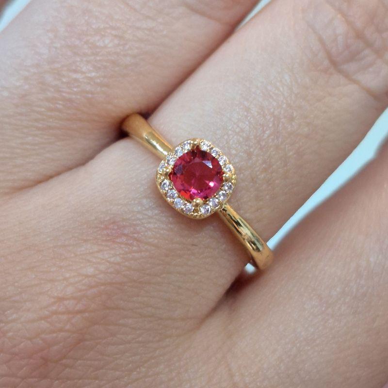 ANEL SOLITARIO ZIRCONIA REDONDA 5MM ADORNADO DE MICROZIRCONIAS  - Dourado