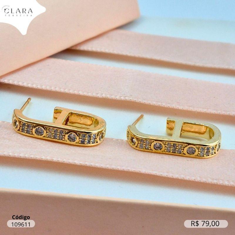 BRINCO ARGOLA C/ DETALHE ABERTO 2 FILEIRAS MICROZIRCONIAS - INSPIRAÇÃO LOUIS VUITTON - 20X3MM - Dourado- EDIÇÃO LIMITADA