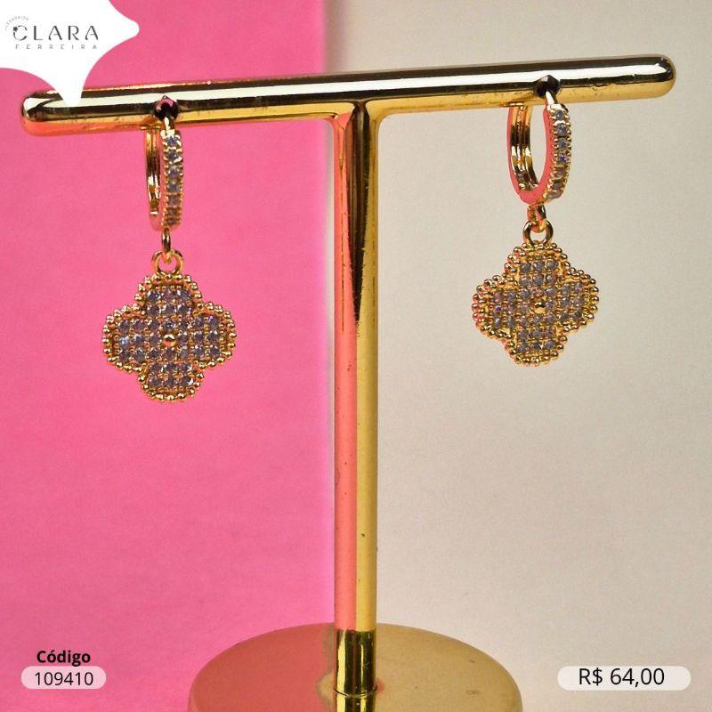 BRINCO ARGOLINHA CLICK 1 FILEIRA MICROZIRCONIAS C/ TREVO VAN CLEEF ALHAMBRA MICROZIRCONIAS 13MM PENDURADO  - EDIÇÃO LIMITADA -  11X2MM - Dourado