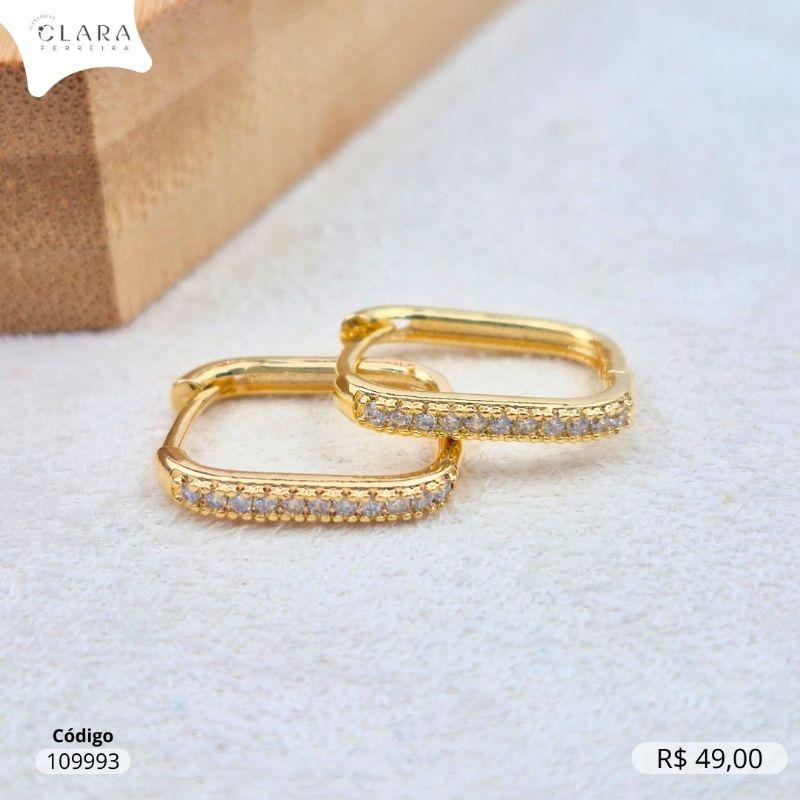 BRINCO ARGOLINHA CLICK QUADRADA 1 FILEIRA MICROZIRCÔNIAS C/ BORDAS JATEADAS - 18X2MM - Dourado