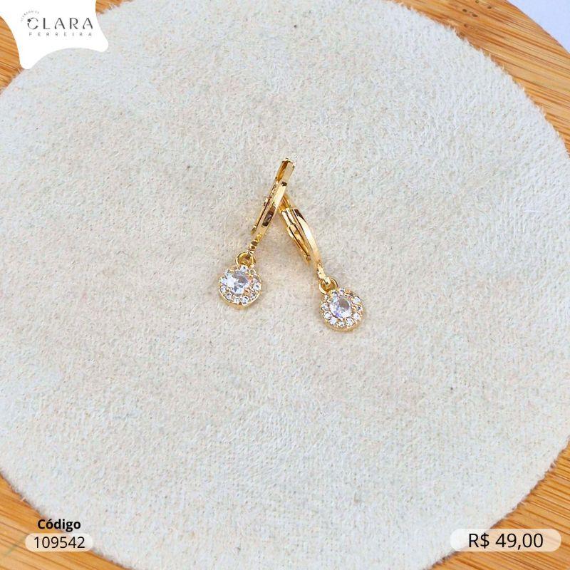 BRINCO ARGOLINHA TRANQUETA C/ 1 ZIRCONIA REDONDA 3MM ADORNADA MICROZIRCONIAS PENDURADA - Dourado