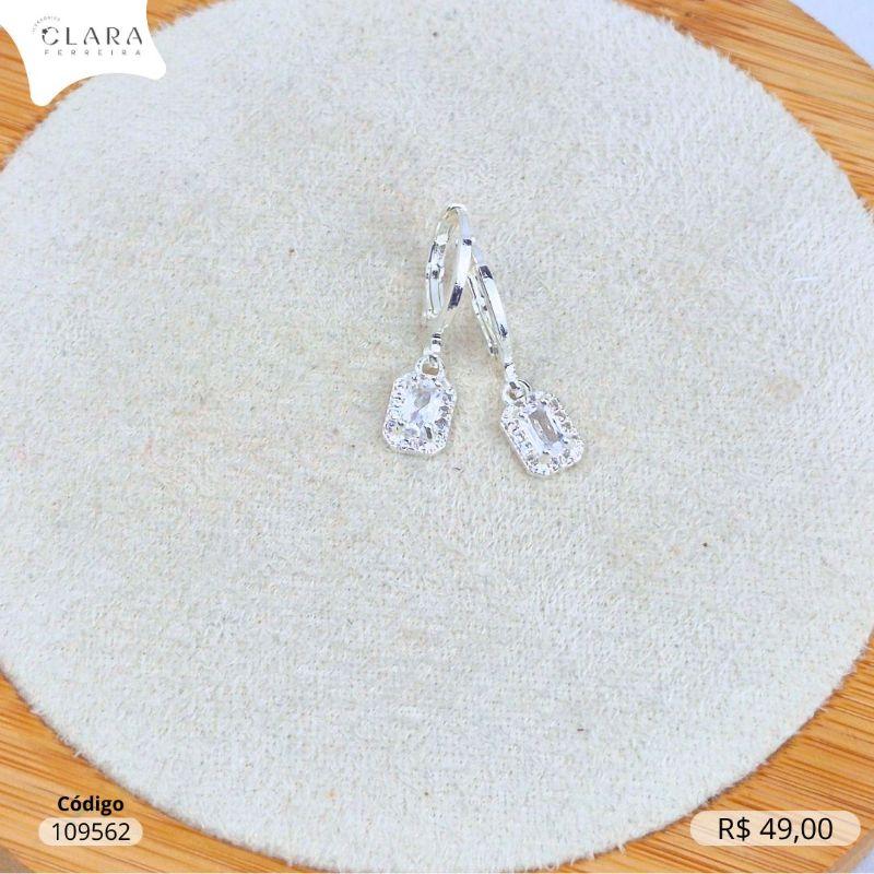 BRINCO ARGOLINHA TRANQUETA COM ZIRCONIA RETANGULAR 4MM ADORNADA MICROZIRCONIAS PENDURADA - Banho de Prata