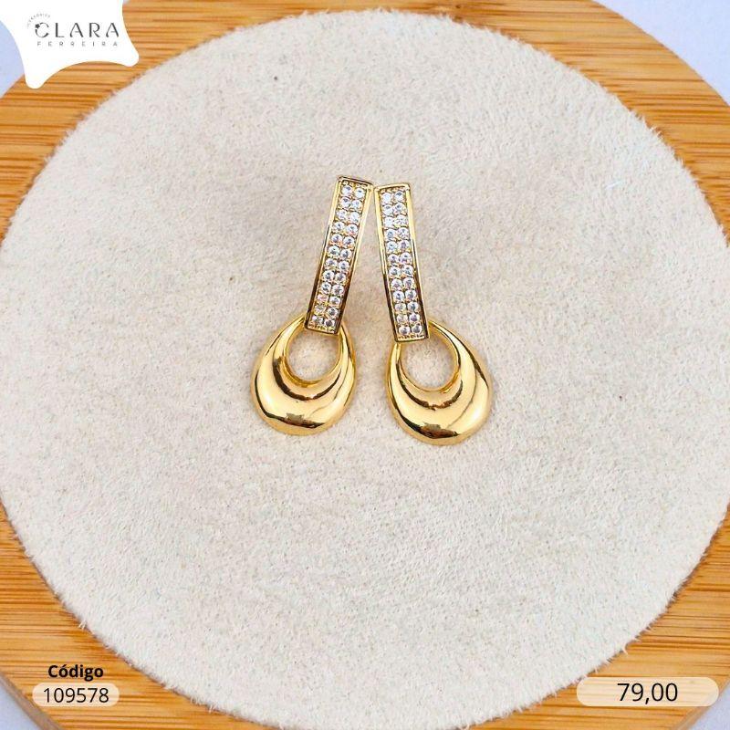 BRINCO BASE BARRA 2 FILEIRAS MICROZIRCONIAS C/ GOTA LISA VAZADA PENDURADA - Dourado--EDIÇÃO LIMITADA