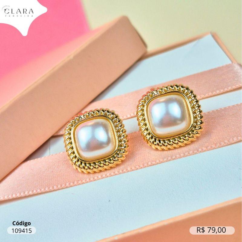 BRINCO BOTÃO QUADRADO C/ PEROLA NO MEIO E BORDAS TORCIDAS - 16MM - Dourado
