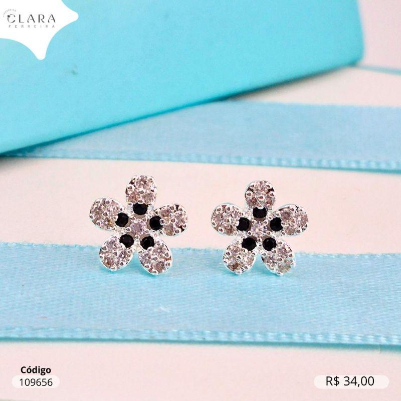 BRINCO FLOR MICROZIRCONIAS C/ MEIO MICROZIRCONIAS PRETA - 8MM - Banho de Prata