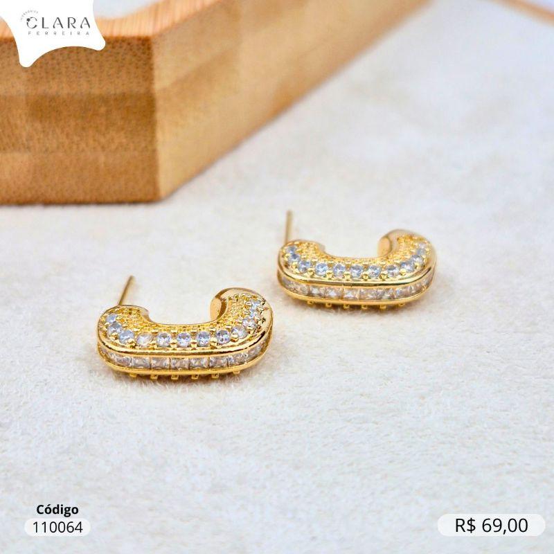 BRINCO ARGOLA 1 FILEIRA ZIRCÔNIA QUADRADA C/ LATERAIS MICROZIRCÔNIAS INSPIRAÇÃO CHANEL  - 15x5mm - Dourado