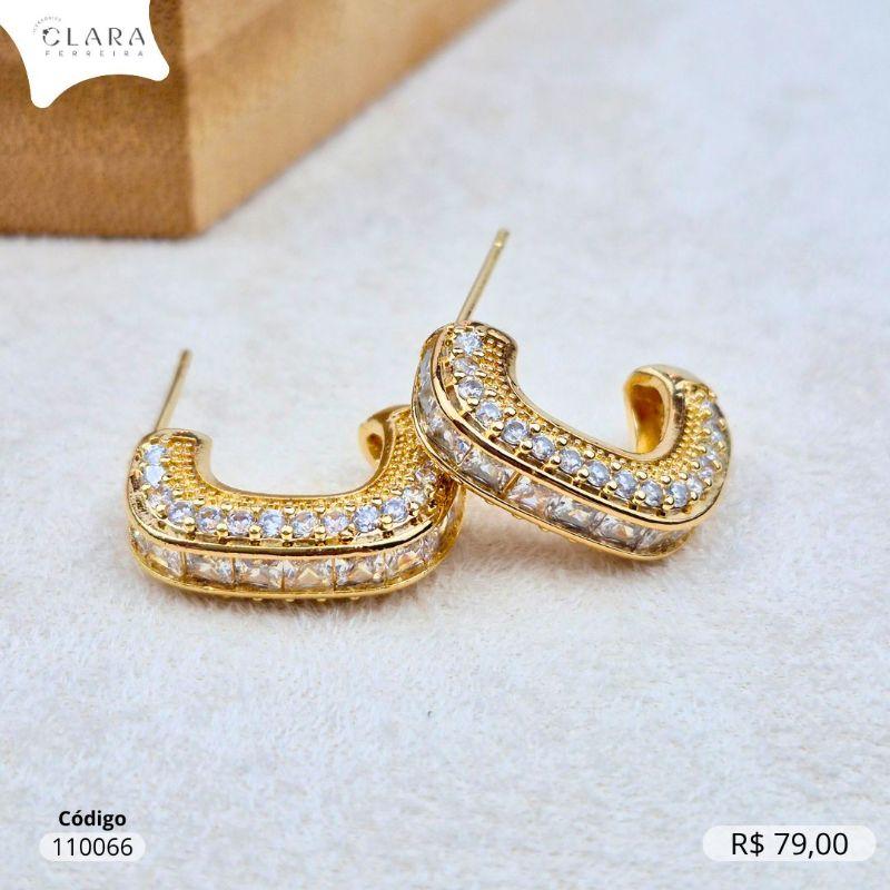 BRINCO ARGOLA 1 FILEIRA ZIRCÔNIA QUADRADA C/ LATERAIS MICROZIRCÔNIAS INSPIRAÇÃO CHANEL  - 18X5MM - Dourado