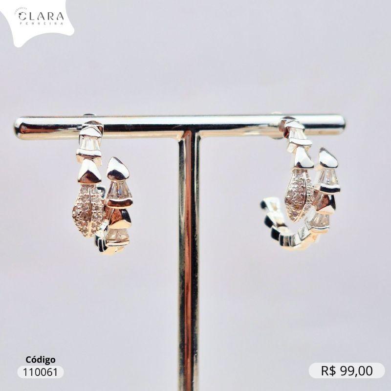 BRINCO ARGOLA COBRA C/ ESCAMAS ZIRCÔNIAS BAGUETE E CABEÇA MICROZIRCÔNIAS BVLGARI - 25MM - Banho de Prata