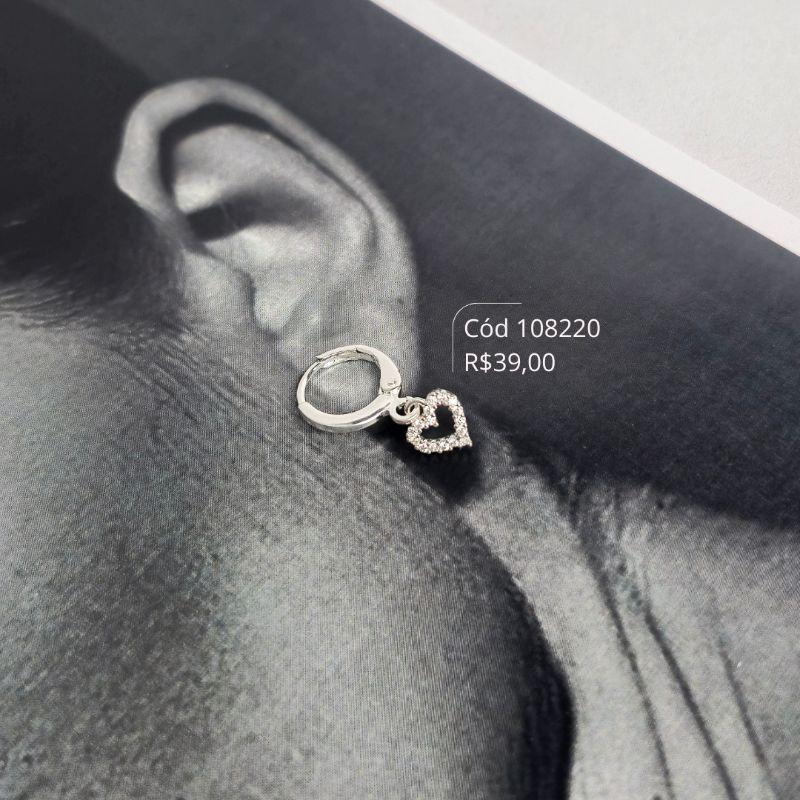 BRINCO ARGOLINHA TRANQUETA C/ CORAÇÕES MICROZIRCONIAS 6MM VAZADO PENDURADO - Banho de Prata