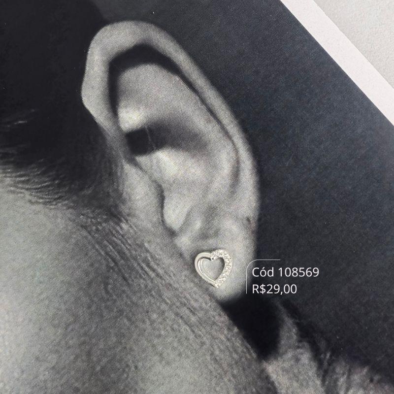 BRINCO CORAÇÃO 1 LADO MICROZIRCONIAS 1 LADO LISO VAZADO - 7MM - Banho de Prata