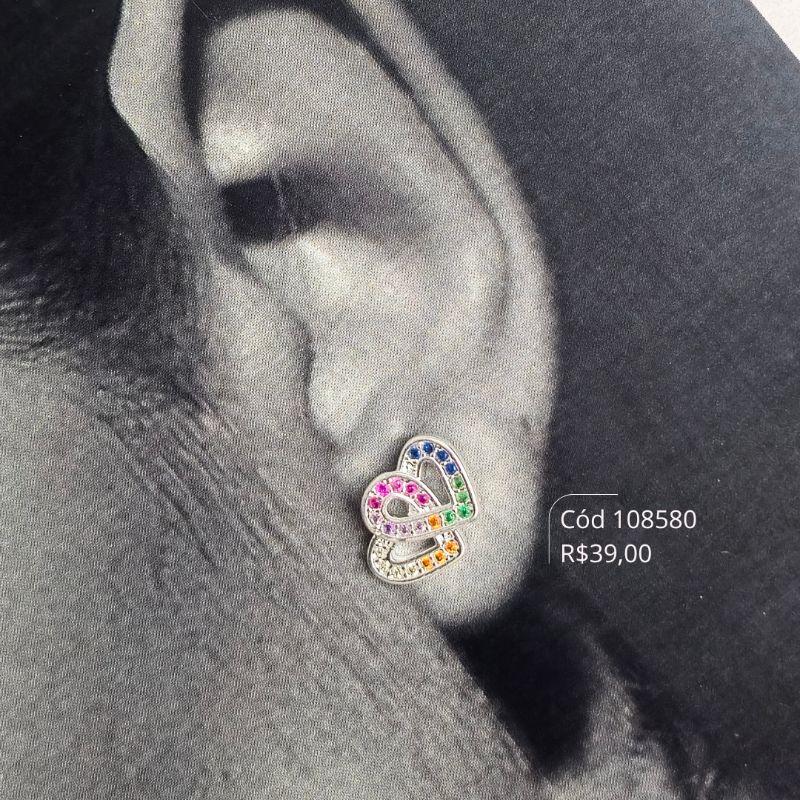 BRINCO 2 CORAÇÕES ENTRELAÇADOS MICROZIRCONIAS COLORIDAS VAZADO - 7MM - Banho de Prata