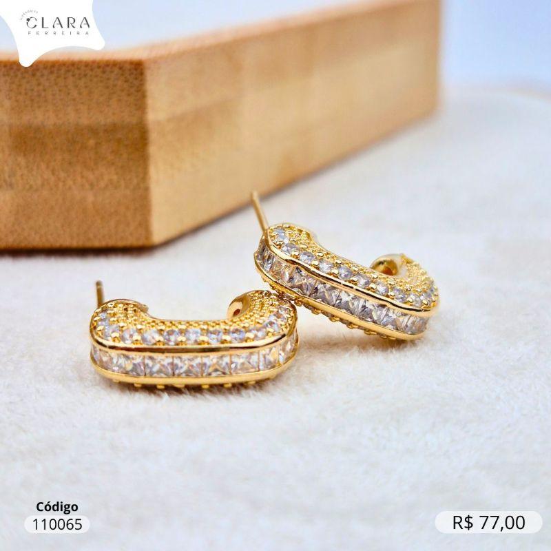 BRINCO ARGOLA M - 1 FILEIRA ZIRCÔNIA QUADRADA C/ LATERAIS MICROZIRCÔNIAS INSPIRAÇÃO CHANEL  - 16X5MM - Dourado - PEÇA VENDIDA