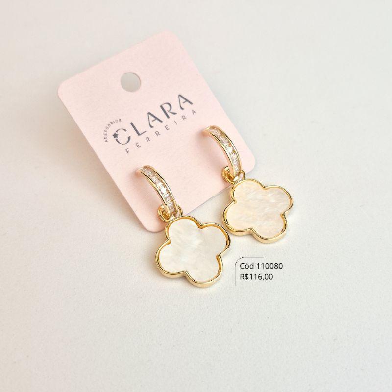 BRINCO ARGOLA 1 FILEIRA ZIRCÔNIA QUADRADA C/ TREVO VAN CLEEF ALHAMBRA MADREPEROLA 17MM PENDURADO - 14MM - Dourado - PEÇA VENDIDA