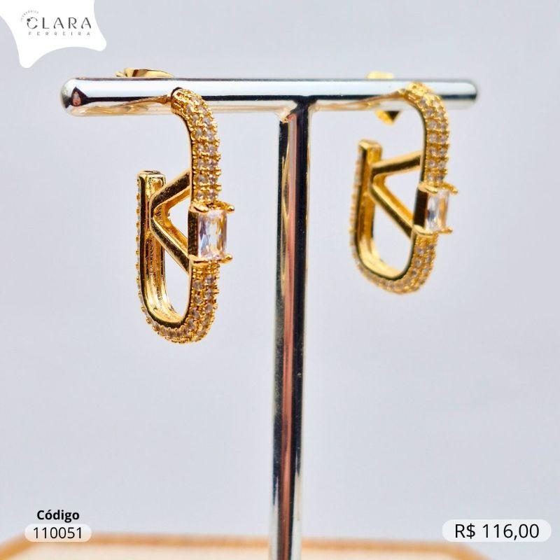 BRINCO ARGOLA 3 FILEIRAS MICROZIRCÔNIAS C/ 1 ZIRCONIA BAGUETE NO MEIO INSPIRAÇÃO LOUIS VUITTON  - 26MM - Dourado