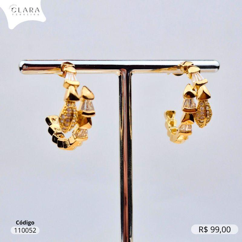 BRINCO ARGOLA COBRA C/ ESCAMAS ZIRCÔNIAS BAGUETE E CABEÇA MICROZIRCÔNIAS BVLGARI - 25MM - Dourado