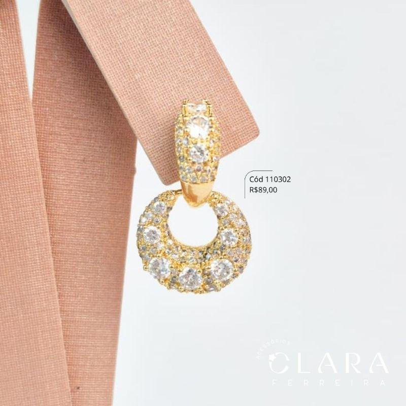 BRINCO ARGOLINHA 1 FILEIRA ZIRCÔNIAS REDONDAS C/ LATERAIS MICROZIRCÔNIAS E PINGENTE CIRCULO VAZADO 15MM 1 FILEIRA ZIRCÔNIAS REDONDAS C/ LATERAIS MICROZIRCÔNIAS PENDURADO -13X5MM - Dourado - PEÇA VENDIDA