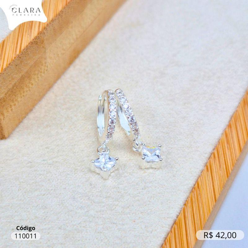 BRINCO ARGOLINHA CLICK 1 FILEIRA MICROZIRCONIAS C/ 1 ZIRCÔNIA TREVO DE 4 FOLHAS 4MM PENDURADO - 12X2MM - Banho de Prata