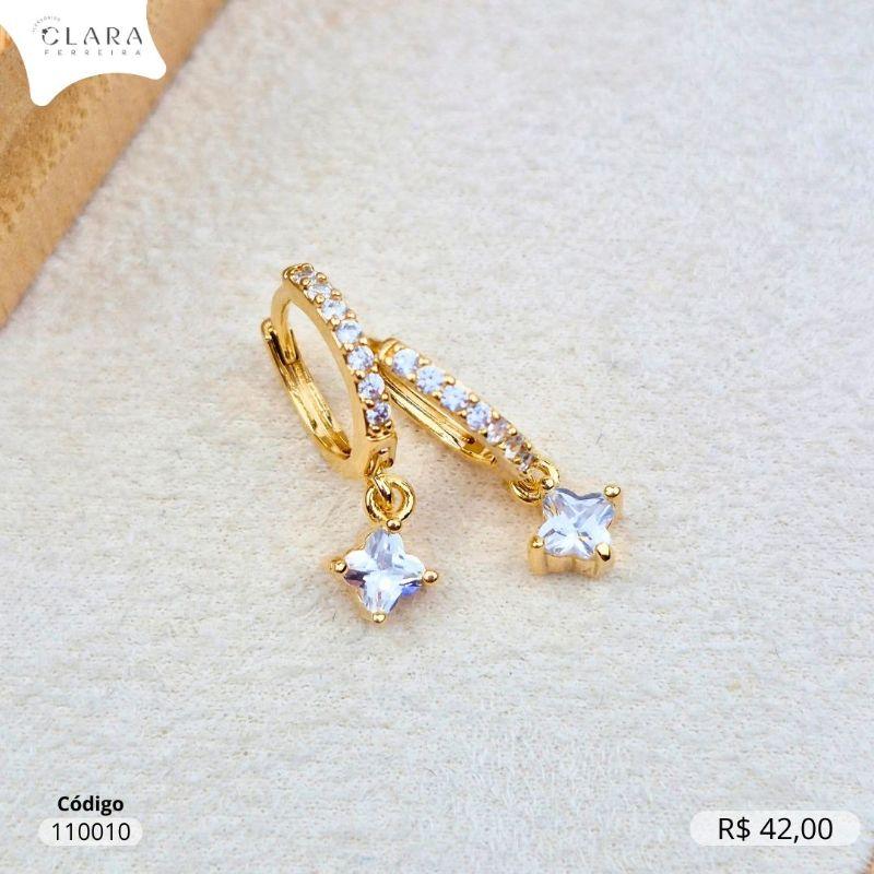 BRINCO ARGOLINHA CLICK 1 FILEIRA MICROZIRCONIAS C/ 1 ZIRCÔNIA TREVO DE 4 FOLHAS 4MM PENDURADO - 12X2MM - Dourado