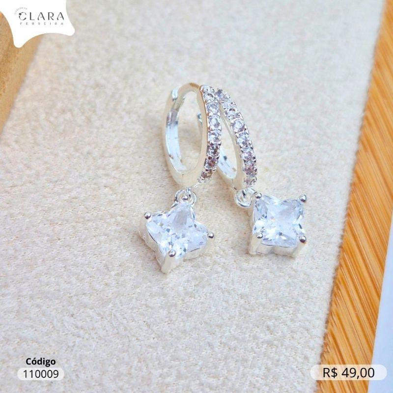 BRINCO ARGOLINHA CLICK 1 FILEIRA MICROZIRCONIAS C/ 1 ZIRCÔNIA TREVO DE 4 FOLHAS 5MM PENDURADO - 12X2MM - Banho de Prata