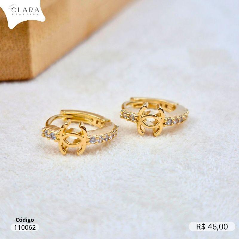 BRINCO ARGOLINHA CLICK 1 FILEIRA MICROZIRCONIAS INSPIRAÇÃO CHANEL - 11X2MM - Dourado
