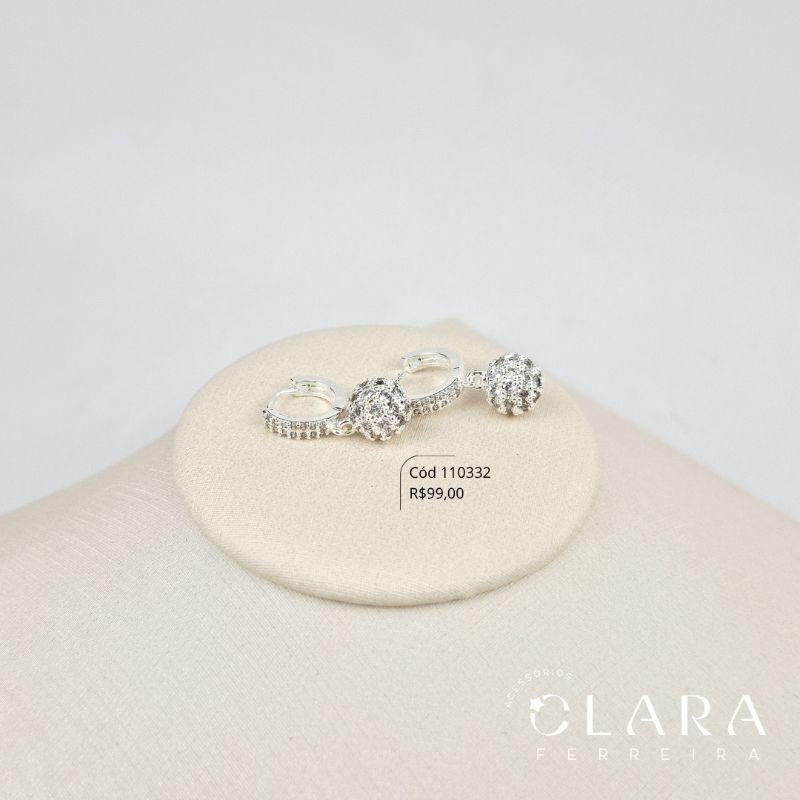 BRINCO ARGOLINHA CLICK 2 FILEIRAS MICROZIRCÔNIAS C/ BORDAS LISAS COM CHUVEIRINHO GLOBO MICROZIRCÔNIAS 9MM PEDURADO - 12X3MM - Banho de Prata - LIMITADA