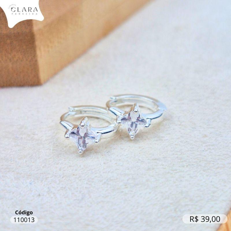 BRINCO ARGOLINHA CLICK LISA C/ 1 ZIRCÔNIA TREVO DE 4 FOLHAS 4MM FIXA - 11X2MM - Banho de Prata